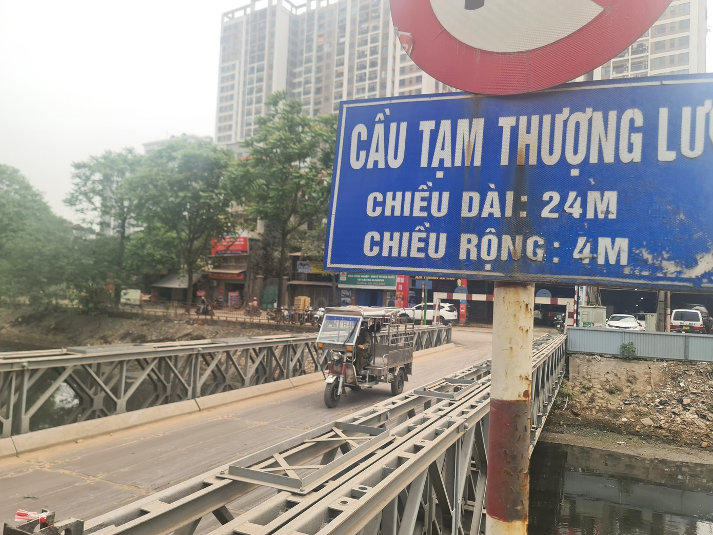 Do cầu L3 chưa thể đưa vào sử dụng nên người dân được dựng cho một cây cầu tạm để đi lại. Tuy nhiên, cây cầu tạm bắc qua sông Lừ quá nhỏ so với mật độ giao thông tại đây khiến cho khu vực trở thành "điểm đen" ùn tắc.