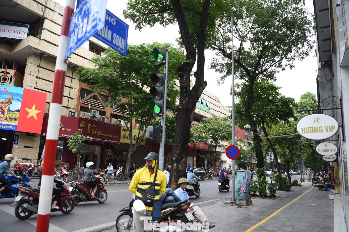 Đoạn đường này đối diện chợ Hôm Đức Viên, một trong những chợ lớn của Thủ đô
