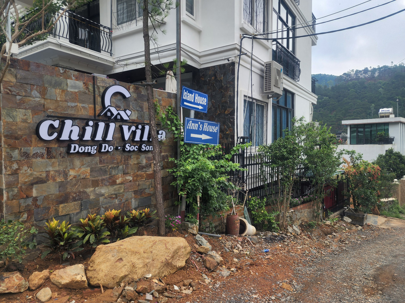 Ngày 4/8, lũ quét kéo theo đất đá từ đồi Dõng Chum tràn xuống tuyến đường bêtông dân sinh dài hơn 600 m, rộng 6 m ở xóm Ban Tiện, vùi và làm hư hỏng 13 ôtô