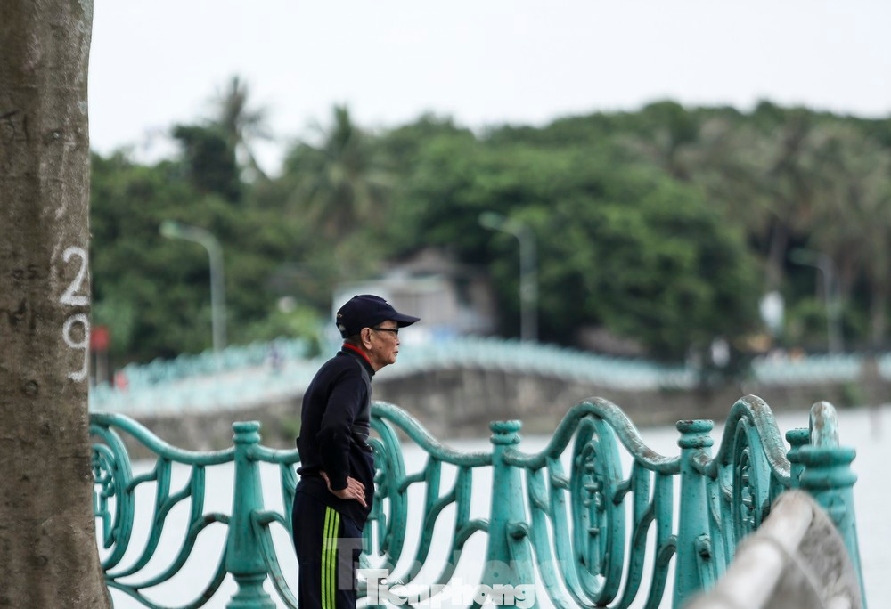 Loạt cầu gang bị lấy trộm ven hồ Tây