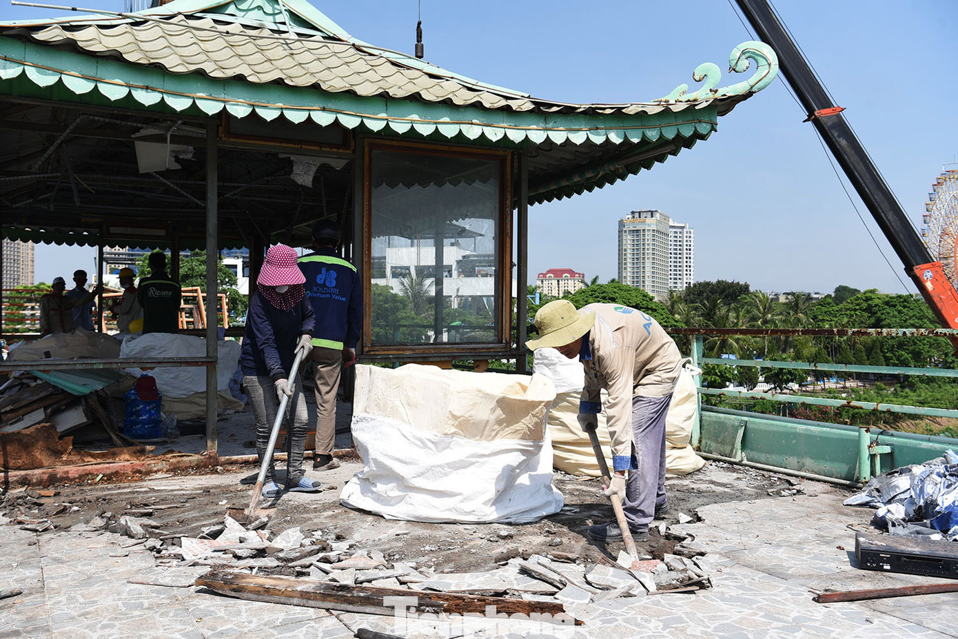 Công nhân thi công giữa trưa ngày 2/7. Theo đơn vị này, việc tháo dỡ tàu cố gắng hoàn thành chỉ trong 1 tuần