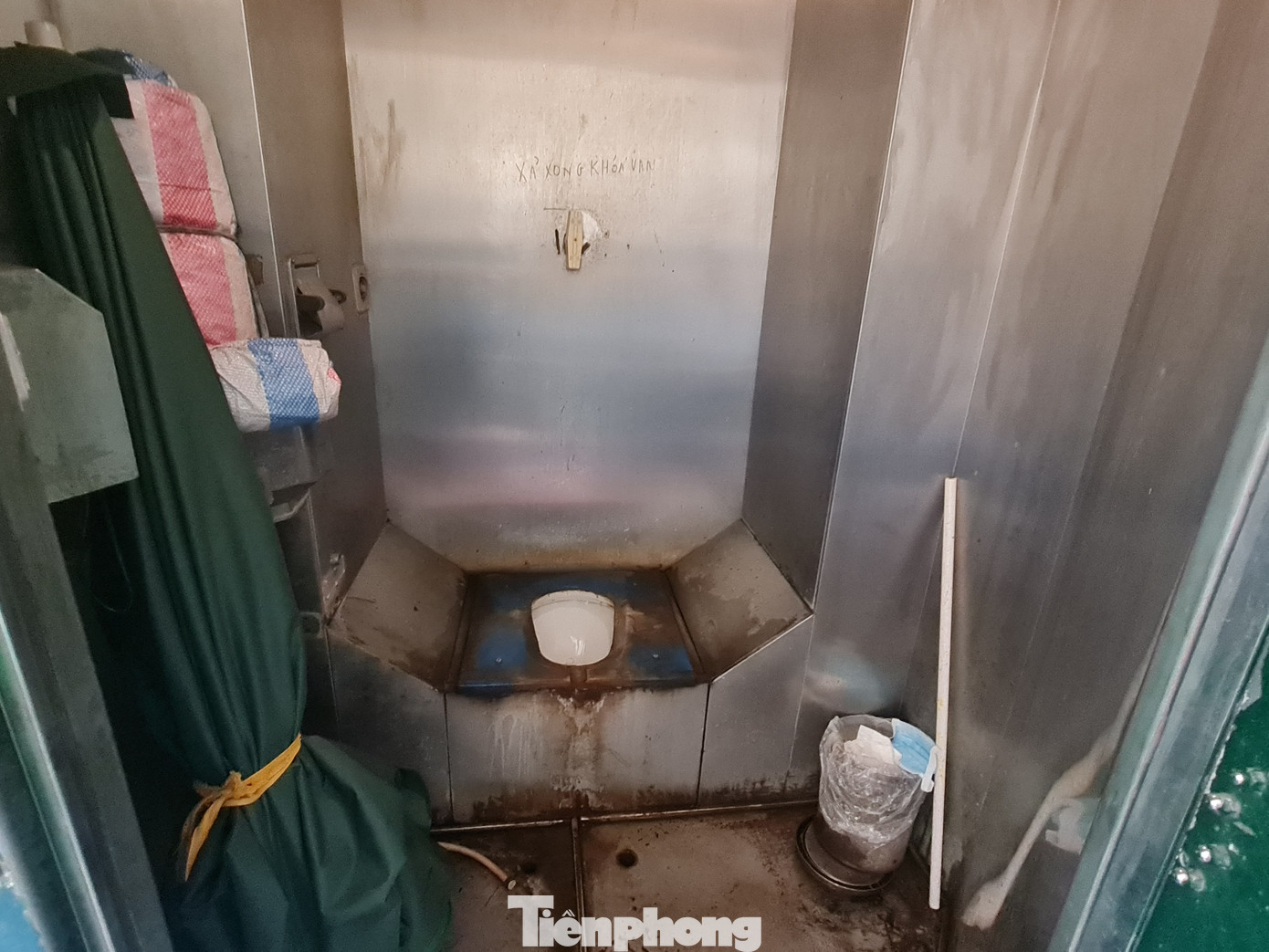 Bên trong đã xuống cấp, nước thoát sàn liên tục bị tràn.