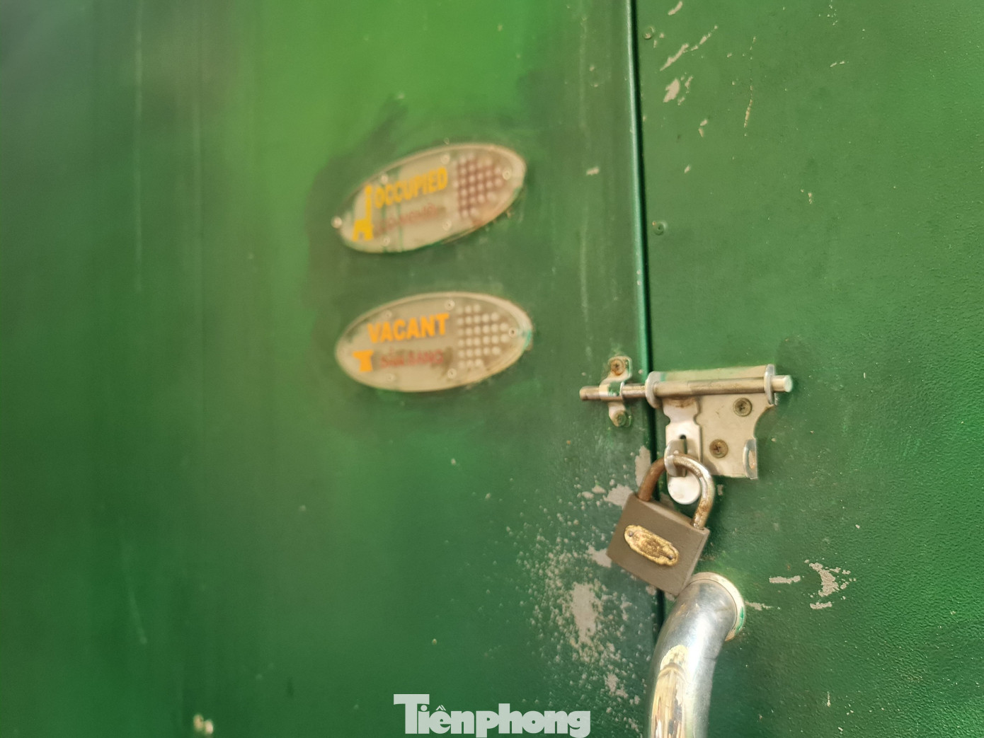 Nhà vệ sinh công cộng vỏ thép do thành phố đầu tư khóa trái cửa.