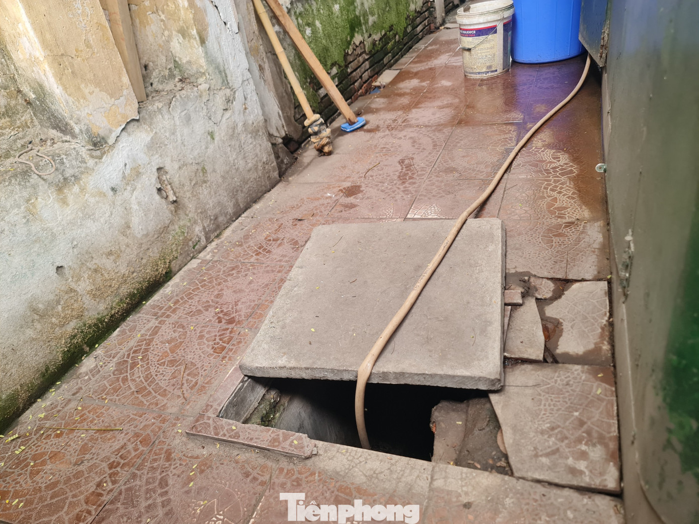 Bể nước mở nắp gây nguy hiểm cho người dân và du khách.