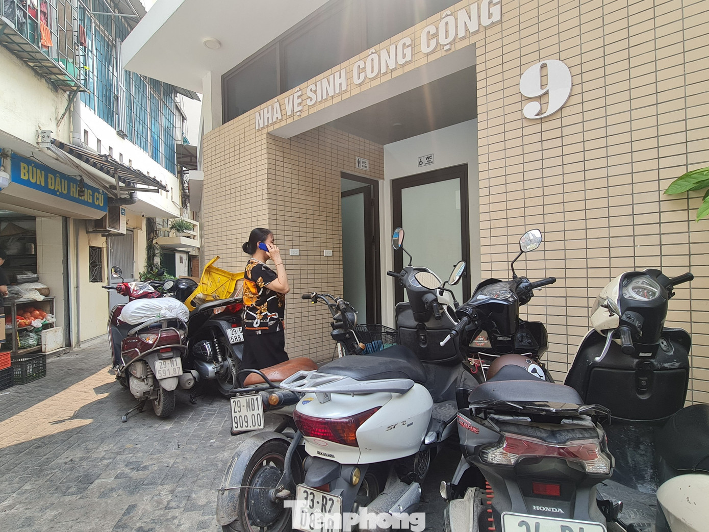 Một số ít các nhà vệ sinh công cộng được đầu tư xây dựng mới. Trong đó có nhà vệ sinh công cộng số 9 ngõ Hàng Khay. Nhà vệ sinh công cộng mới sạch sẽ, hiện đại được du khách đánh giá cao.