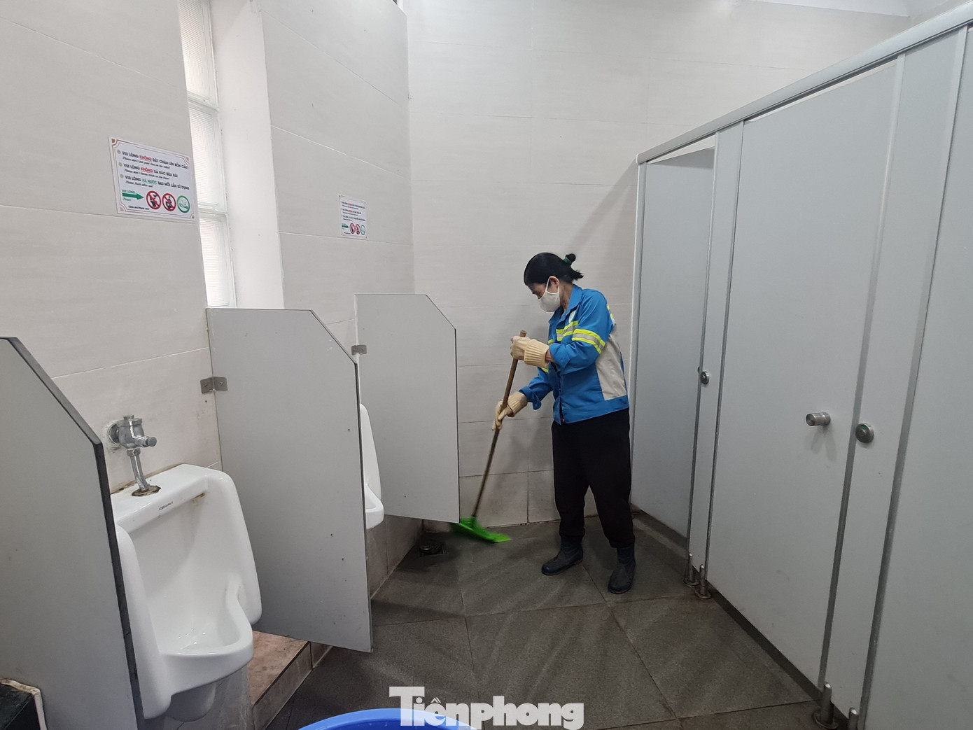 Luôn có người túc trực dọn dẹp vệ sinh tại đây. Tuy nhiên, việc xây dựng nhà vệ sinh công cộng mới chưa được thực hiện nhiều.