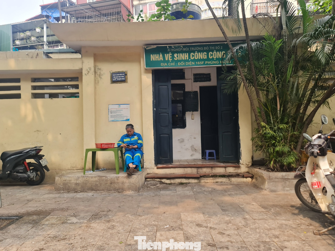 Nhà vệ sinh công cộng cũ trên phố Phùng Hưng (quận Hoàn Kiếm).