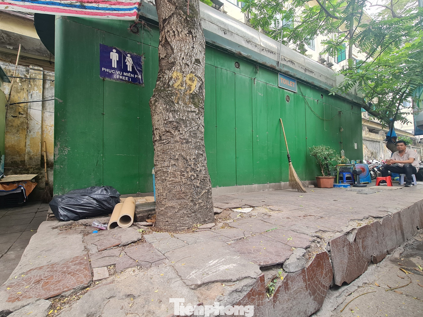 Hà Nội hiện có 113 nhà vệ sinh công cộng dạng vỏ thép, đa số được Thành phố đầu tư xây dựng từ năm 2003 đến 2010. Do đầu tư đã lâu, nhà vệ sinh công cộng này đang xuống cấp nhưng chưa được sửa chữa.