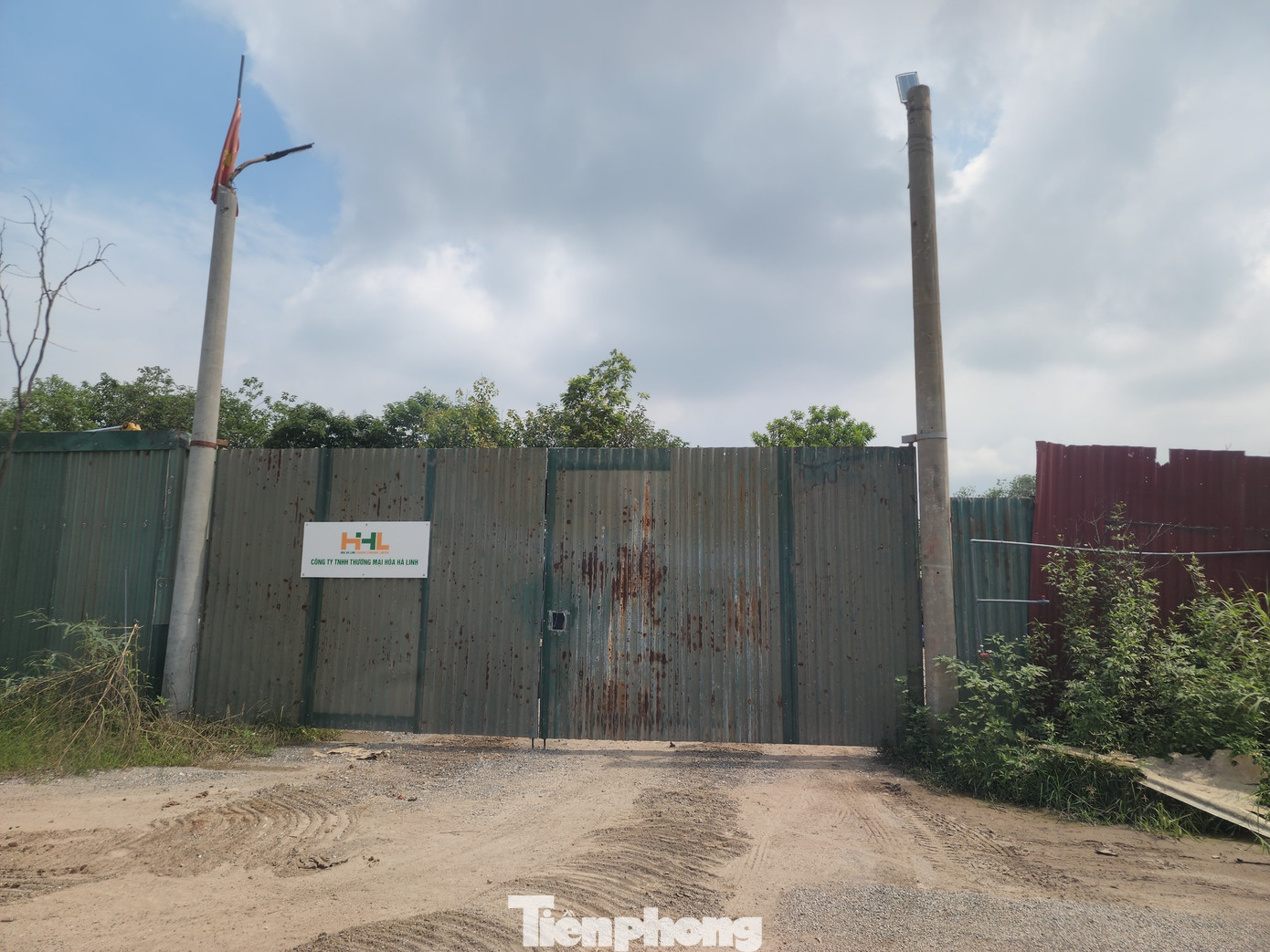 Cùng hoạt động của bãi rác là hàng chục kho, xưởng được xây dựng làm điểm tập kết hàng hóa trên địa bàn.