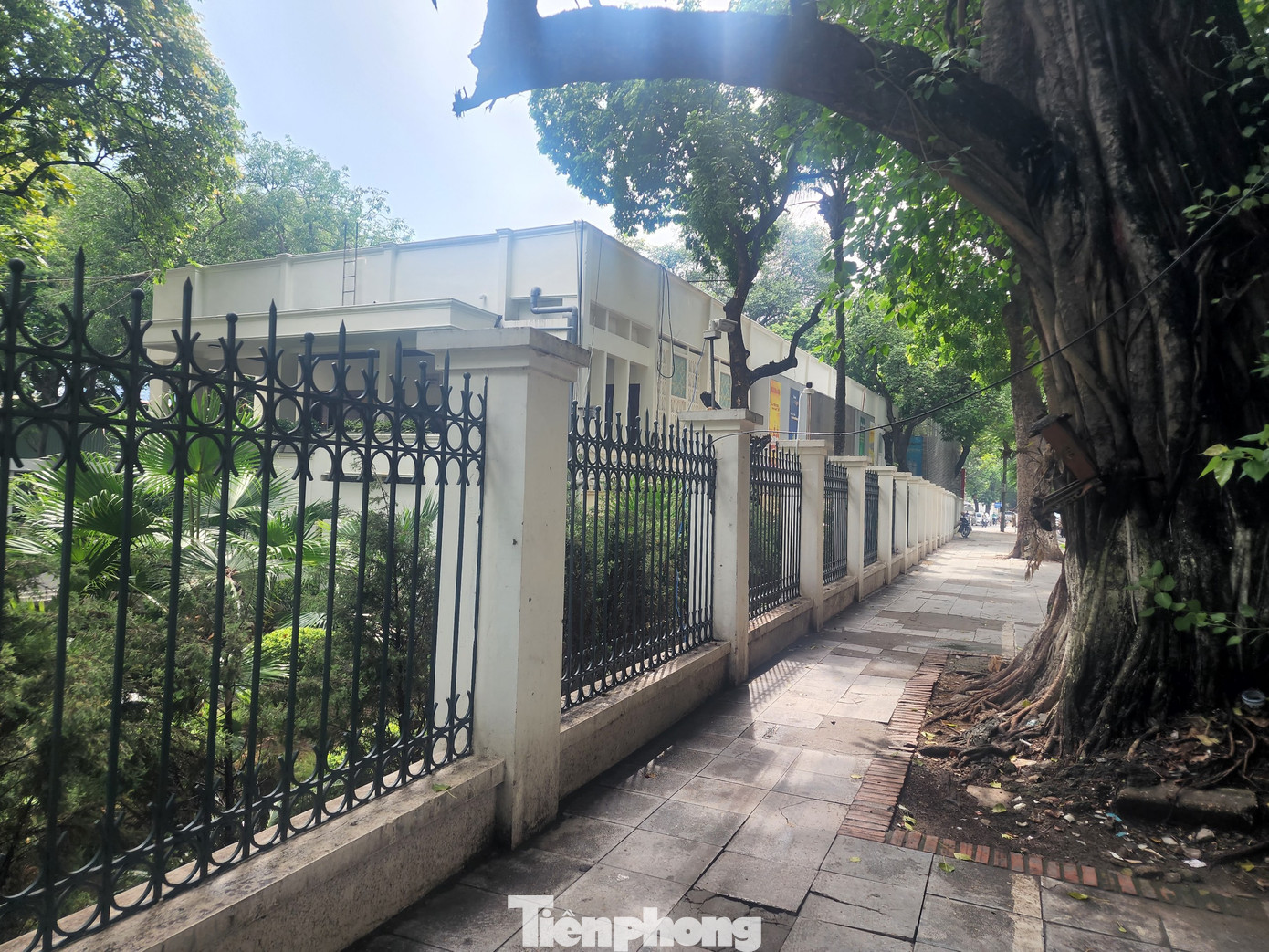 Cơ sở này có diện tích hơn 52.000m2, vẫn đang hoạt động sản xuất và trưng bày giới thiệu sản phẩm. Theo quy hoạch phân khu đô thị H1-2 được UBND thành phố phê duyệt tháng 3/2021, khu đất này sẽ trở thành đất hỗn hợp, công cộng, trường THPT, cây xanh, nhà ở, bãi đỗ xe...