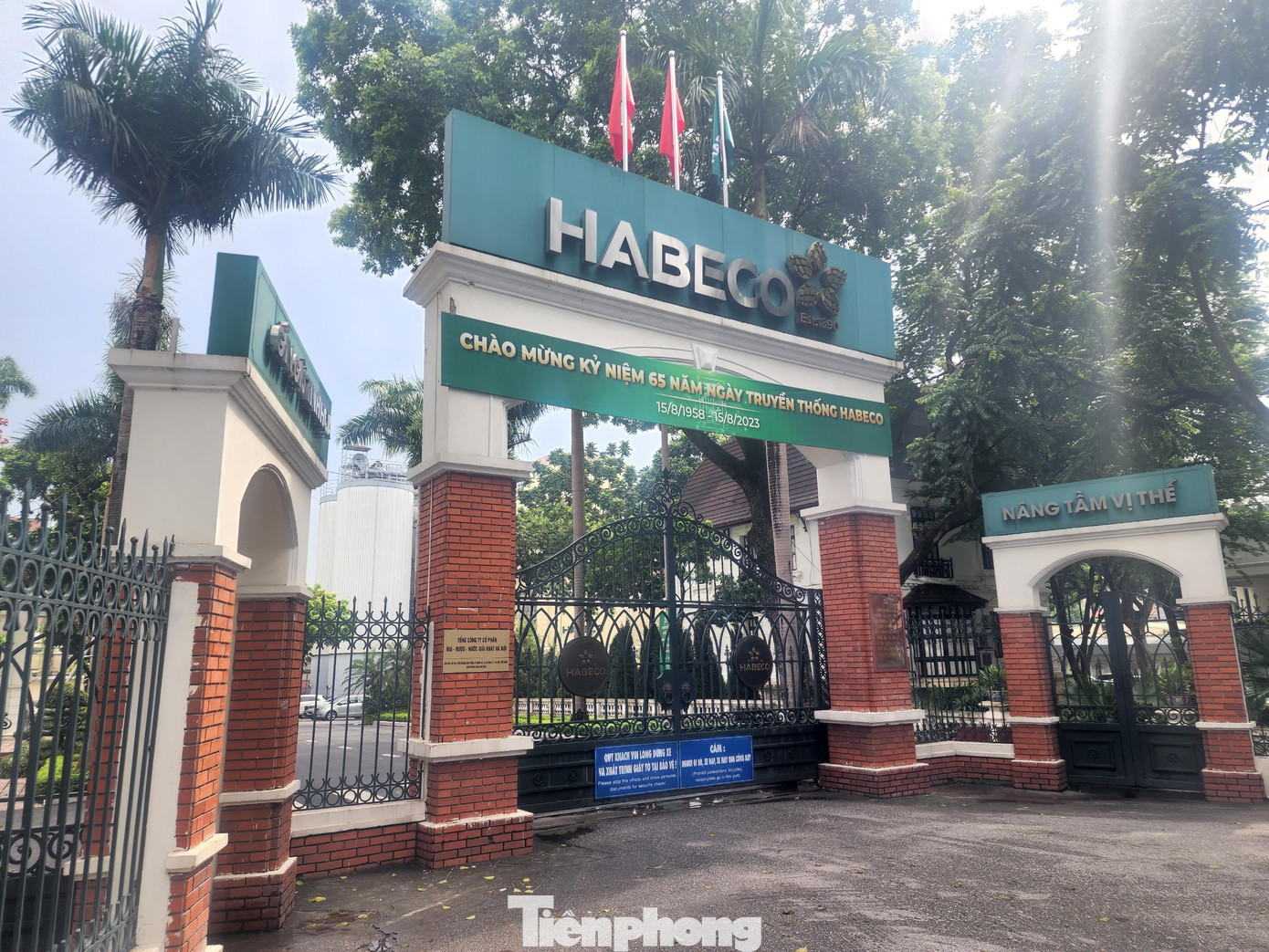 UBND TP Hà Nội vừa ban hành quyết định về danh mục 9 cơ sở nhà đất phải di dời khỏi khu vực nội đô theo quy hoạch (đợt 1). Trong đó có Nhà máy Bia Hà Nội tại 183 Hoàng Hoa Thám (quận Ba Đình).