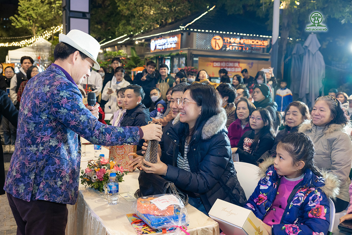 Phố sách cuối tuần diễn ra với hàng loạt hoạt động hấp dẫn, thú vị sẽ diễn ra từ 8h00 đến 22h00 các ngày thứ Bảy và Chủ nhật hàng tuần.