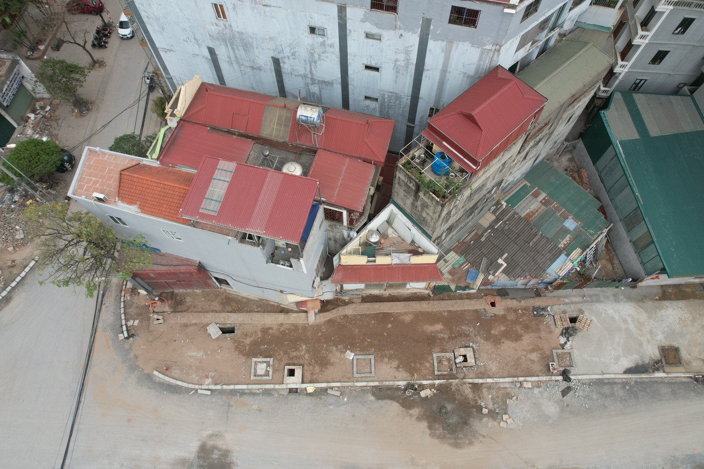 Thêm một ngôi nhà tam giác bên tuyến đường mới mở.