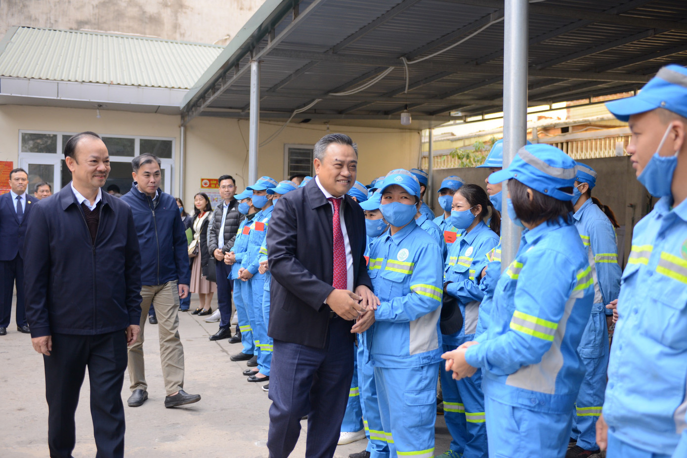 Chủ tịch UBND thành phố Hà Nội Trần Sỹ Thanh động viên công nhân môi trường