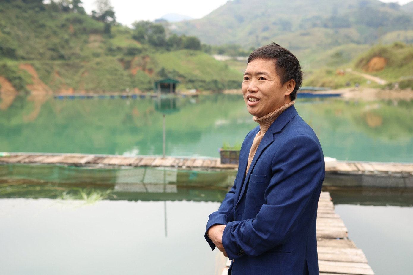 Anh Lương Văn Hùng, người sáng lập Hợp tác xã Châu Kiệt chia sẻ, lòng hồ Nho Quế rất đẹp, nước trong và nhiều cá. Chục năm trước cũng đã có nhiều người đến đây đánh cá, bán cho bà con. &quot;Thời điểm đó, mình tự hỏi tài nguyên như vậy sao không người H&apos;Mông không khai thác?&quot;. Từ suy nghĩ đó, anh Hùng nghiên cứu các mô hình nuôi cá lồng trên tivi, học hỏi kinh nghiệm các doanh nghiệp nuôi cá. Anh bỏ ra 500 triệu đồng đầu tư làm bè nuôi cá.