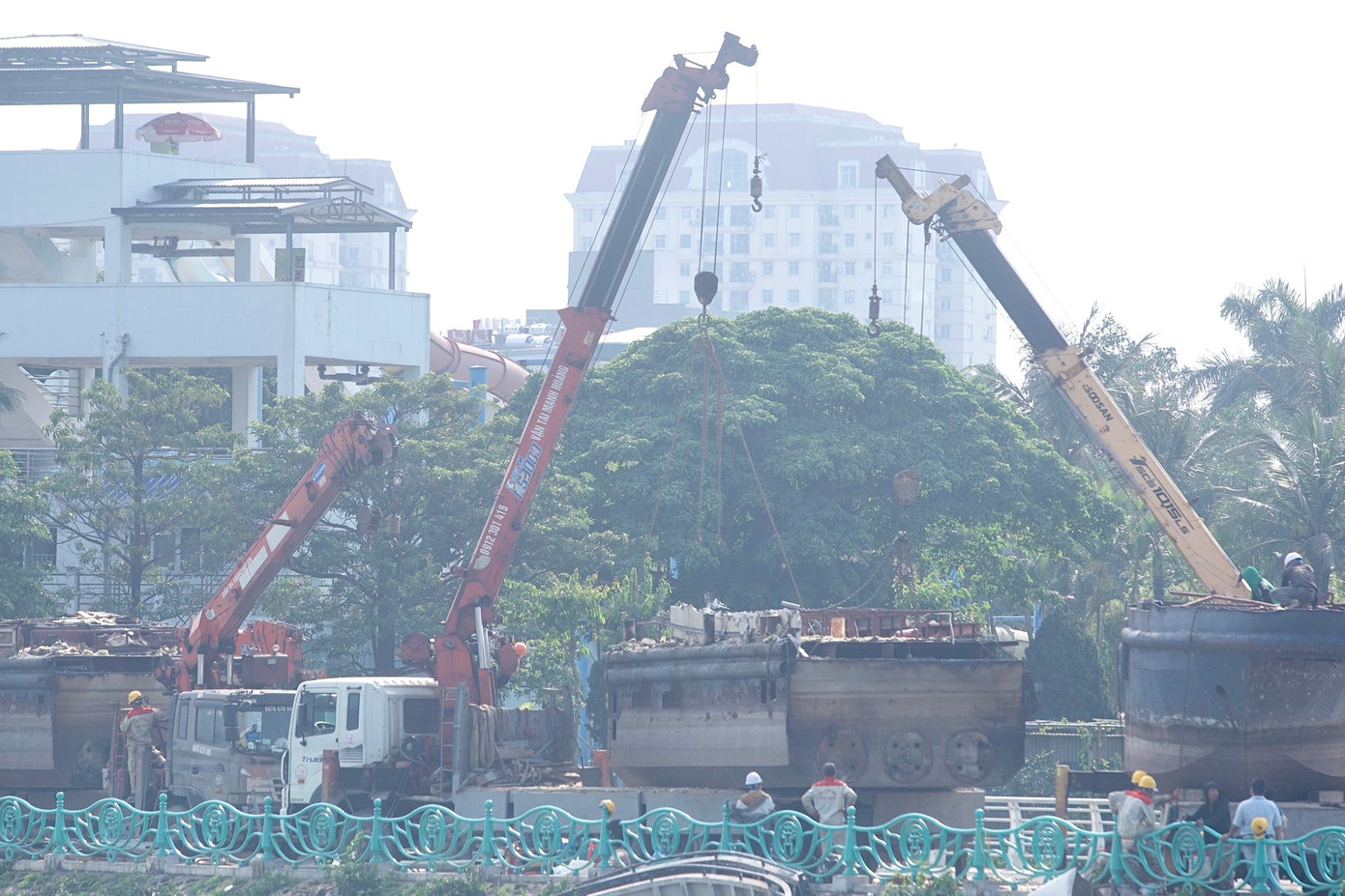 Phương tiện nổi được di dời ra khỏi hồ Tây ngày 17/5/2023. Ảnh: Duy Phạm Phương tiện nổi được di dời ra khỏi hồ Tây ngày 17/5/2023. Ảnh: Duy Phạm