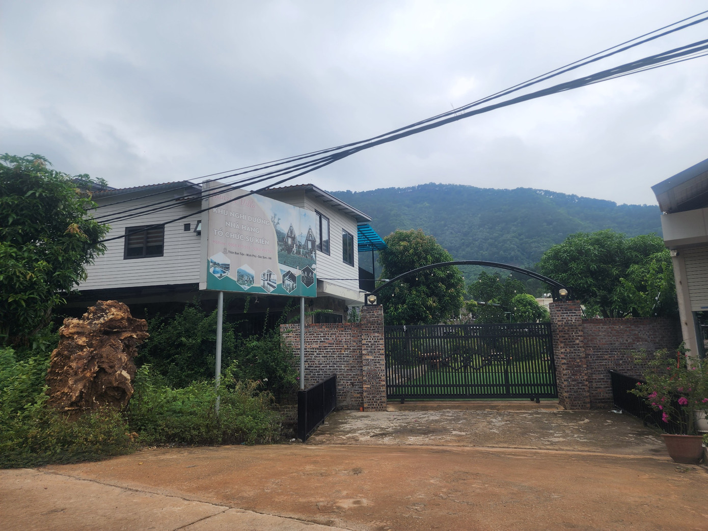 Một tổ hợp nghỉ dưỡng, lưu trú khác tại hồ Ban Tiện