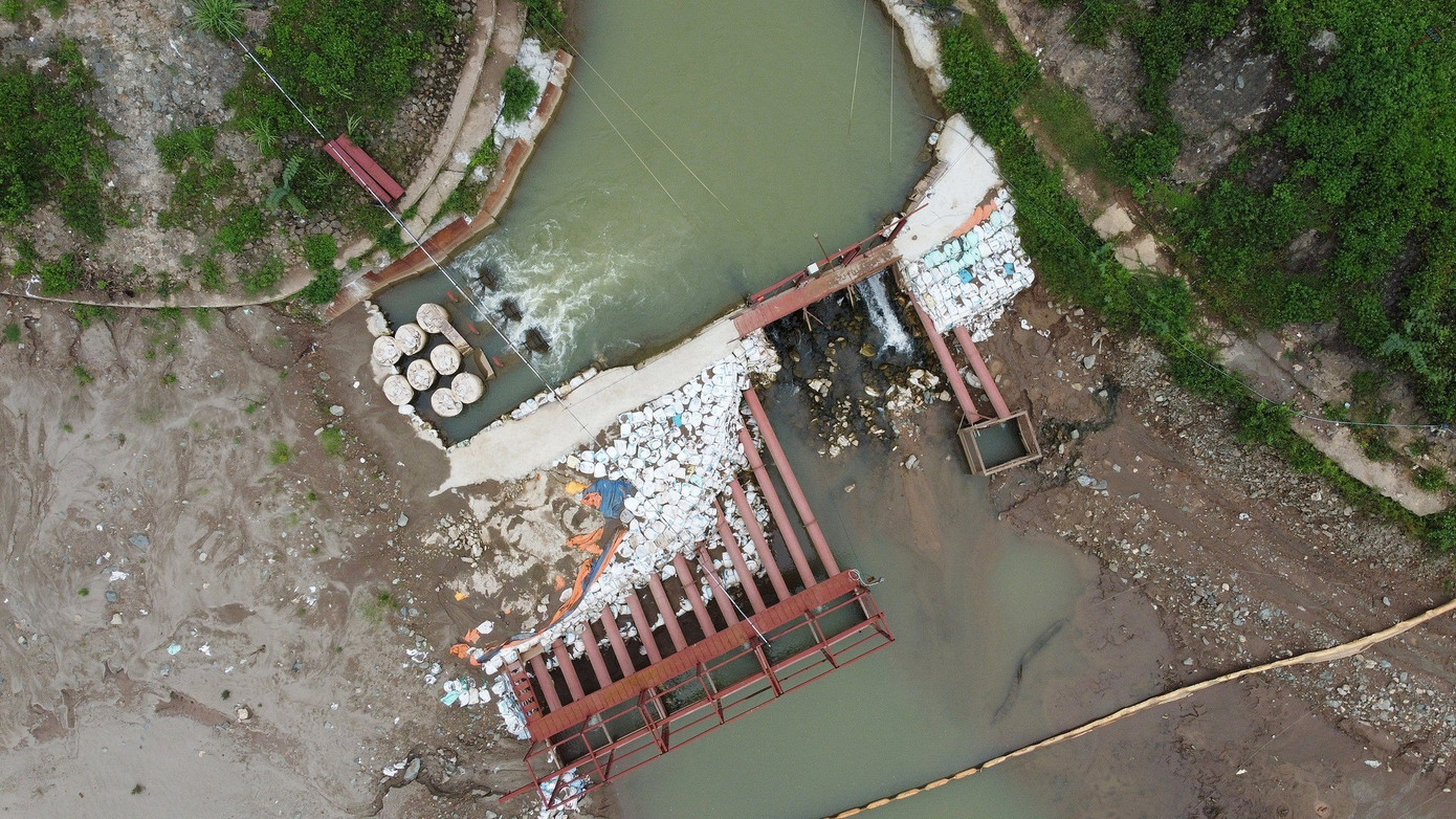 Độ chênh giữa nước sông và kênh dẫn nước chênh nhau đến gần 2 mét. Độ chênh giữa nước sông và kênh dẫn nước chênh nhau đến gần 2 mét.