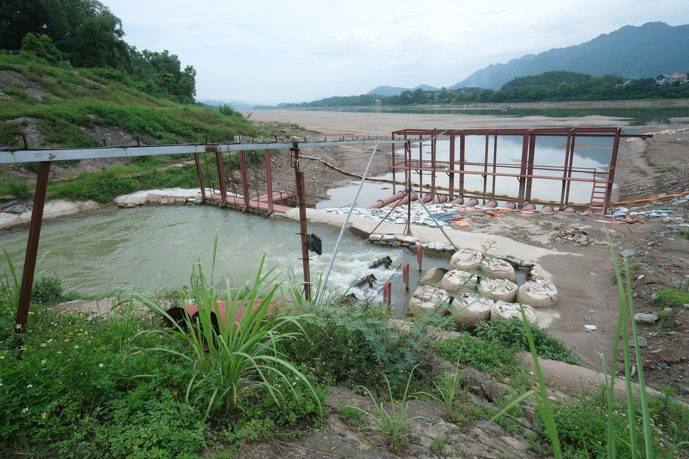 Hiện Viwasupco lấy nước qua trạm bơm khẩn cấp, đưa vào kênh dẫn và chuyển qua hồ Đầm Bài dự trữ, sơ lắng trước khi đưa về nhà máy xử lý. Hiện Viwasupco lấy nước qua trạm bơm khẩn cấp, đưa vào kênh dẫn và chuyển qua hồ Đầm Bài dự trữ, sơ lắng trước khi đưa về nhà máy xử lý.