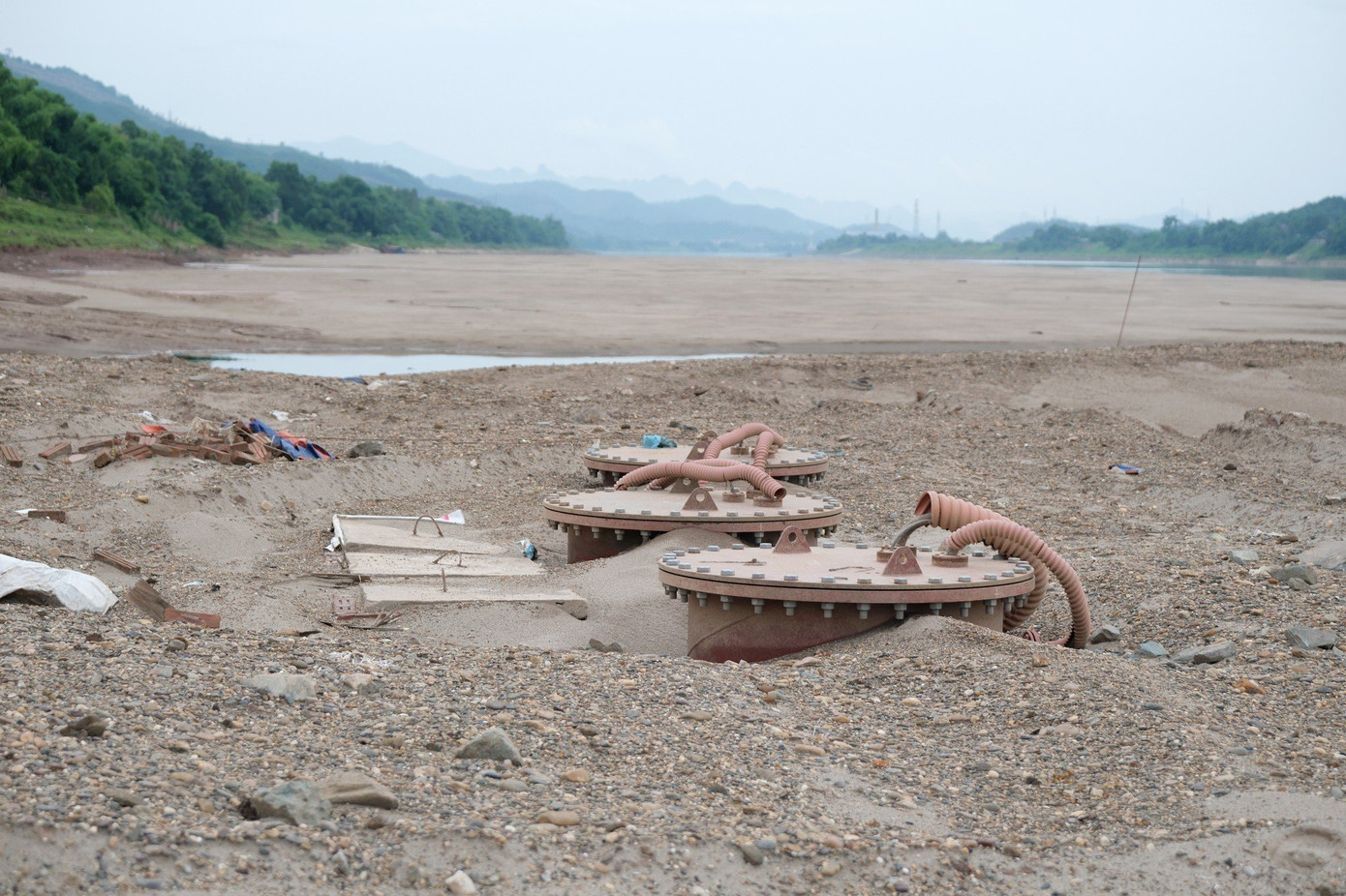 3 tổ máy bơm được đặt chìm dưới lòng sông Đà. 3 tổ máy bơm được đặt chìm dưới lòng sông Đà.