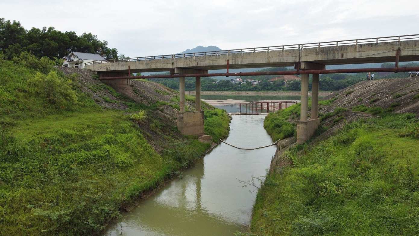 Kênh dẫn nước từ sông Đà ra hồ Đầm Bài để sơ lắng. Kênh dẫn nước từ sông Đà ra hồ Đầm Bài để sơ lắng.
