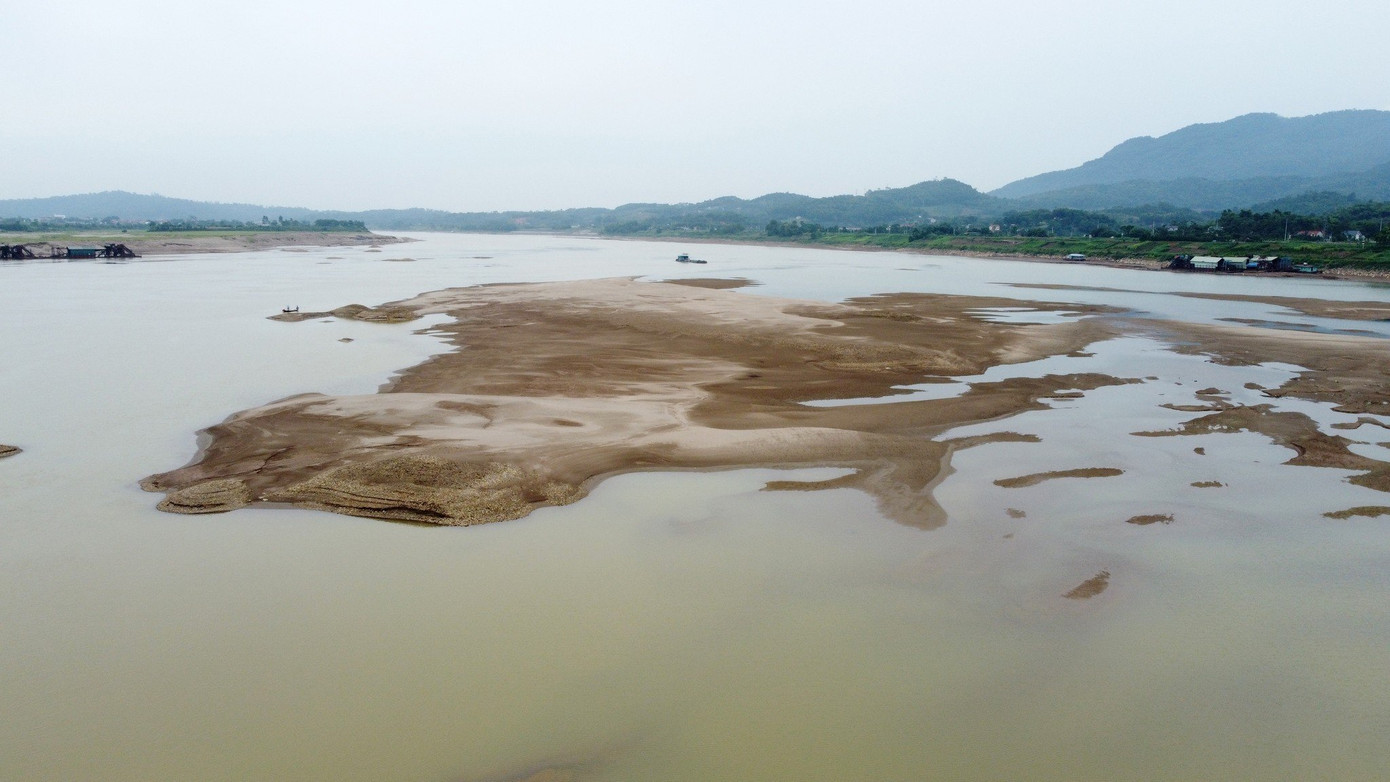 Những ngày qua, Công ty cổ phần Đầu tư nước sạch sông Đà (Viwasupco) đang phải lấy nước qua trạm bơm khẩn cấp đặt giữa lòng sông để cung cấp cho hơn một triệu dân Hà Nội. Doanh nghiệp phải huy động máy xúc nạo vét, khơi thông dòng chảy vào khu vực đặt trạm bơm khẩn cấp. Những ngày qua, Công ty cổ phần Đầu tư nước sạch sông Đà (Viwasupco) đang phải lấy nước qua trạm bơm khẩn cấp đặt giữa lòng sông để cung cấp cho hơn một triệu dân Hà Nội. Doanh nghiệp phải huy động máy xúc nạo vét, khơi thông dòng chảy vào khu vực đặt trạm bơm khẩn cấp.