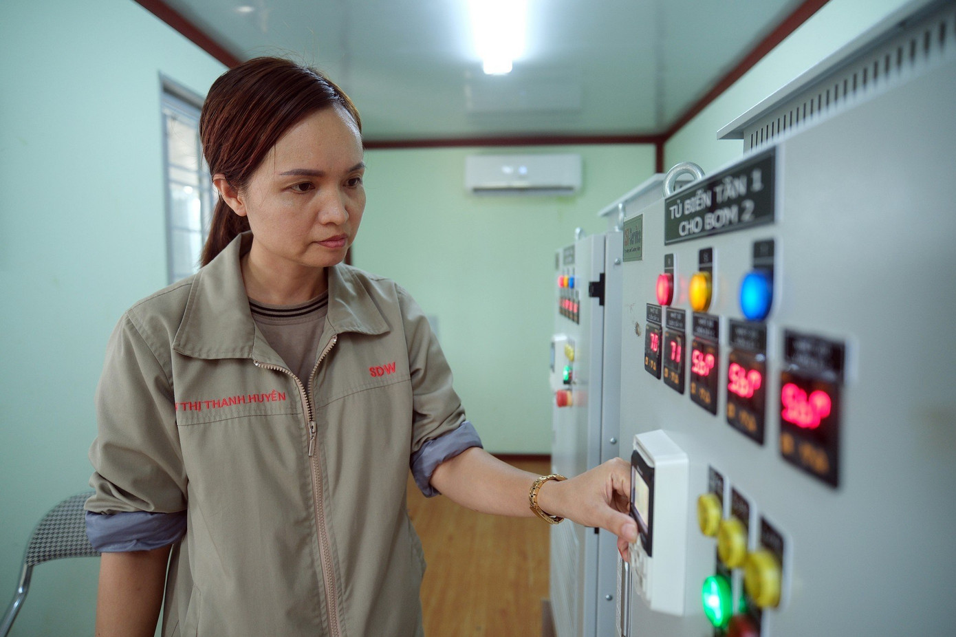 Nhân viên điều hành tổ máy cho biết, mỗi tiếng chị phải xuống kiểm tra mực nước một lần. Sau đó báo về cho tổ điều hành. Trong 2 tuần gần đây, 3 tổ máy bơm khẩn cấp vận hành 24/24. Nhân viên điều hành tổ máy cho biết, mỗi tiếng chị phải xuống kiểm tra mực nước một lần. Sau đó báo về cho tổ điều hành. Trong 2 tuần gần đây, 3 tổ máy bơm khẩn cấp vận hành 24/24.