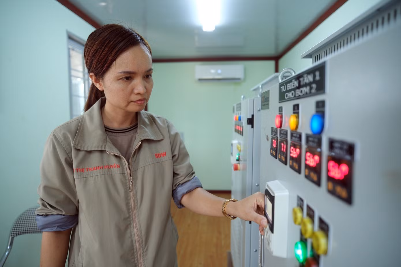 Nhân viên điều hành tổ máy cho biết, mỗi tiếng chị phải xuống kiểm tra mực nước một lần. Sau đó báo về cho tổ điều hành. Trong 2 tuần gần đây, 3 tổ máy bơm khẩn cấp vận hành 24/24.