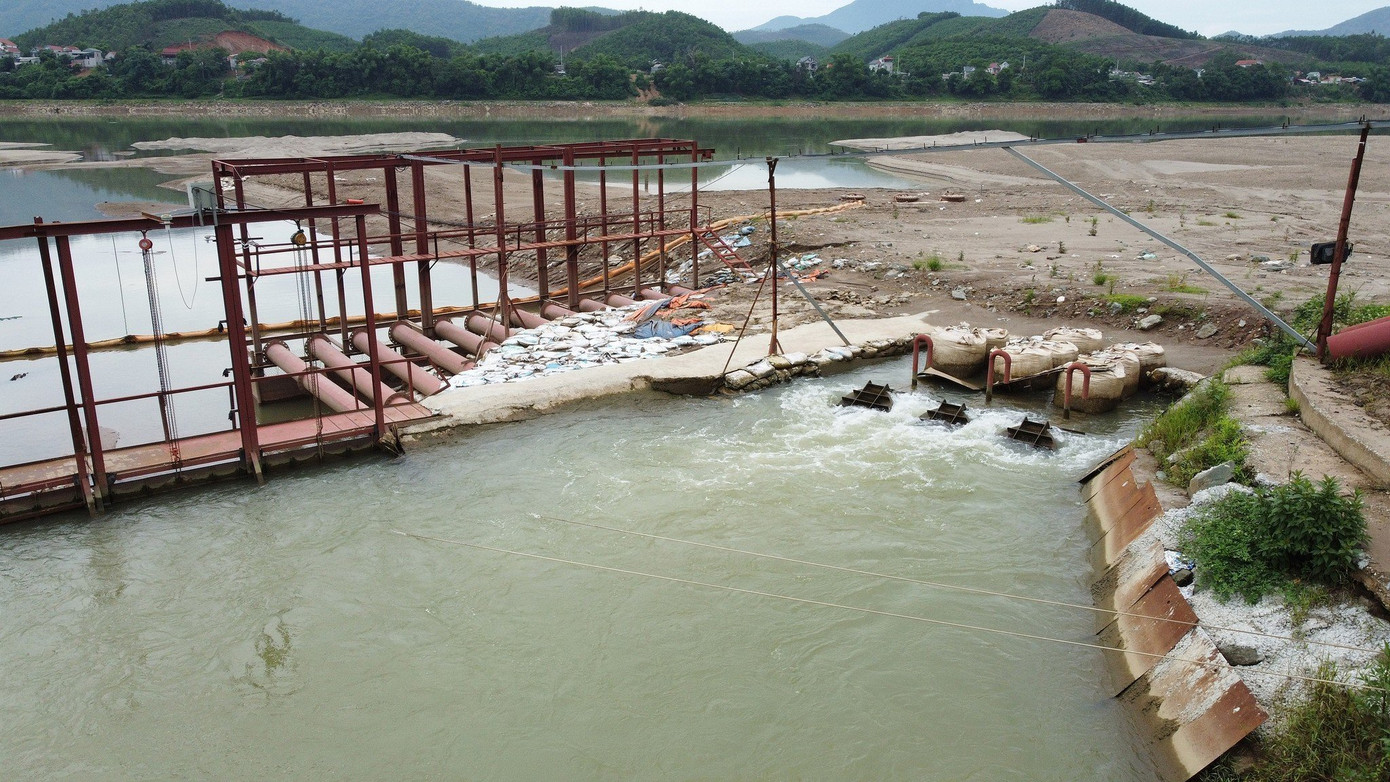 Đại diện Viwasupco cho biết từ năm 2020, khi mực nước xuống thấp, đơn vị đã phải xây trạm dã chiến bơm nước từ sông vào kênh để phục vụ sản xuất. Đầu năm nay, trước dự báo của cơ quan khí tượng về khả năng khô hạn, doanh nghiệp tiếp tục xây thêm trạm bơm khẩn cấp nối ống dẫn nước đến giữa lòng sông. Đại diện Viwasupco cho biết từ năm 2020, khi mực nước xuống thấp, đơn vị đã phải xây trạm dã chiến bơm nước từ sông vào kênh để phục vụ sản xuất. Đầu năm nay, trước dự báo của cơ quan khí tượng về khả năng khô hạn, doanh nghiệp tiếp tục xây thêm trạm bơm khẩn cấp nối ống dẫn nước đến giữa lòng sông.