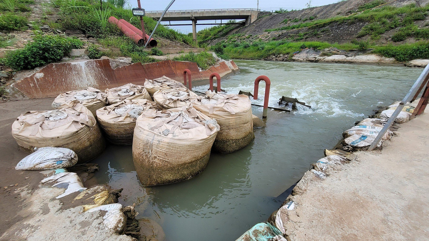 Hiện Viwasupco lấy nước qua trạm bơm khẩn cấp, đưa vào kênh dẫn và chuyển qua hồ Đầm Bài dự trữ, sơ lắng trước khi đưa về nhà máy xử lý. Hiện Viwasupco lấy nước qua trạm bơm khẩn cấp, đưa vào kênh dẫn và chuyển qua hồ Đầm Bài dự trữ, sơ lắng trước khi đưa về nhà máy xử lý.