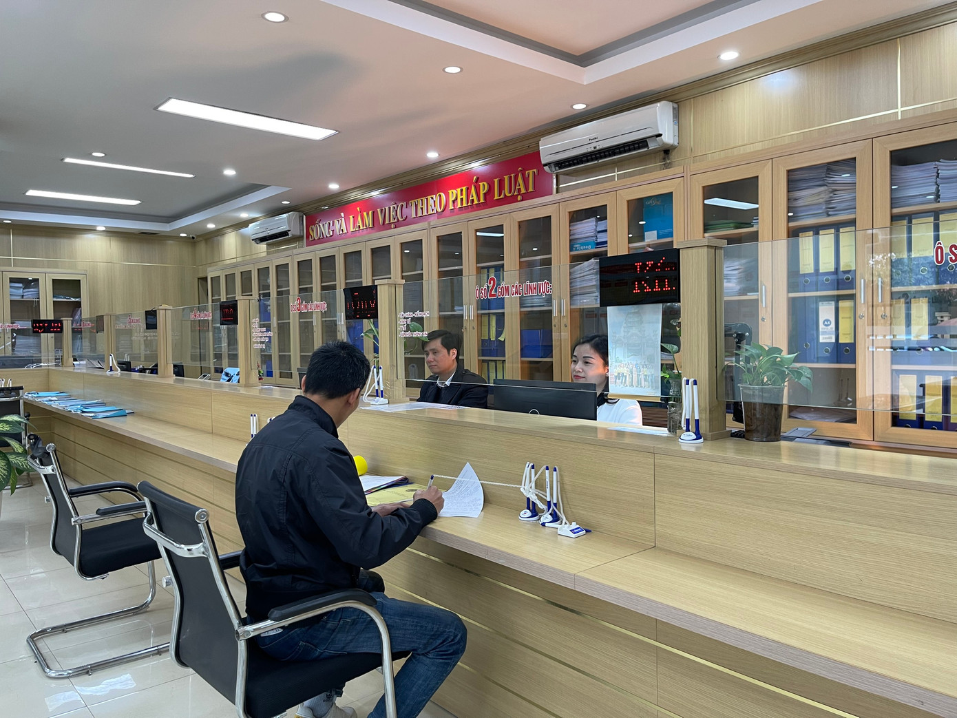 Tại bộ phận một cửa huyện Hoài Đức, ngày mùng 6 Tết có 1 công dân nộp hồ sơ tại văn phòng đăng ký đất đai đã và hoàn thành nhanh chóng. 2 công dân nộp hồ sơ đăng ký kinh doanh, 1 người nộp thành công, 1 người thiếu giấy tờ nên đã được cán bộ bộ phận một cửa huyện hướng dẫn chuẩn bị.