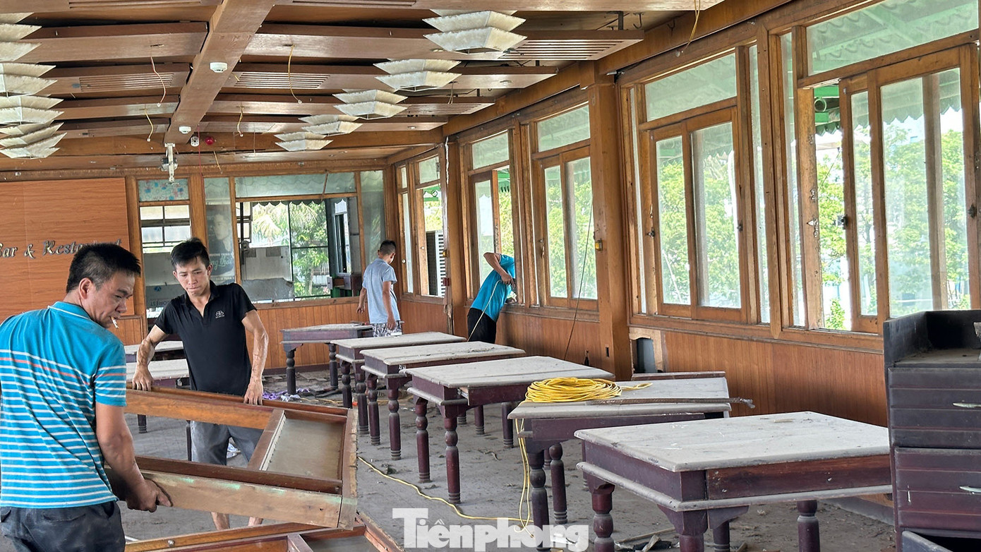 Ngay sau khi hoàn thành việc di dời tàu thuyền theo chỉ đạo của thành phố, quận Tây Hồ tiếp tục triển khai loạt giải pháp để bảo đảm môi trường nước, như: Lên phương án nạo vét bùn lòng hồ, sục khí, thả bè thủy sinh... để từng bước làm sạch nước hồ.