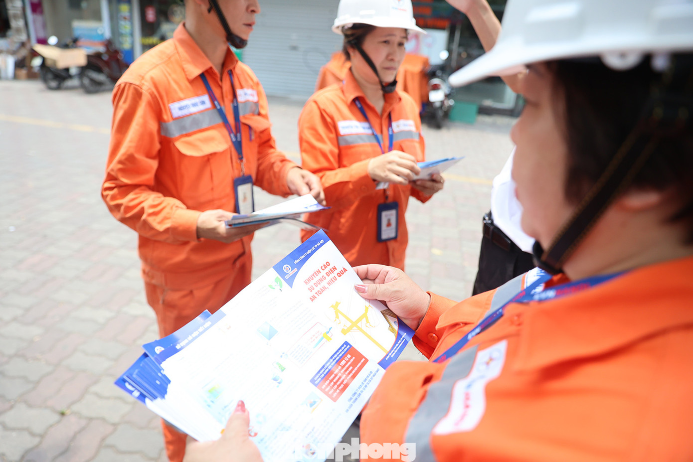 Cùng với việc phát loa, nhân viên điện lực còn vào tận nhà dân kêu gọi tắt các thiết bị điện không cần thiết như đèn led, đèn trang trí, biển quảng cáo cỡ lớn... để tiết kiệm điện.