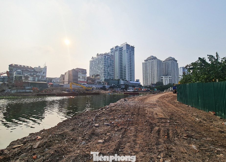 Từ tháng 8/2022, UBND quận Tây Hồ khởi công dự án cải tạo môi trường hồ Tứ Liên, quận Tây Hồ. Dự án thực hiện nạo vét, làm sạch hồ Tứ Liên, xây dựng hệ thống thoát nước, làm đường dạo quanh hồ.