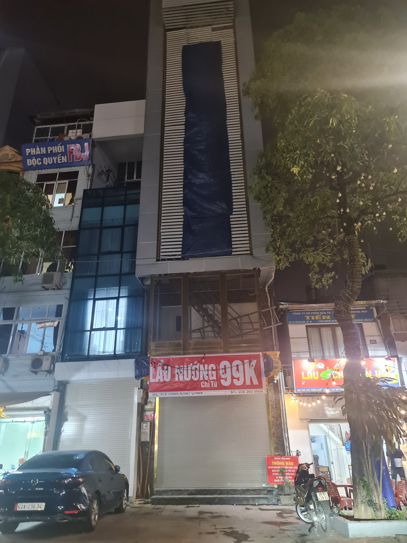 Quán karaoke 419 Trần Khát Chân (phường Thanh Nhàn, quận Hai Bà Trưng) bịt toàn bộ biển hiệu, thay thế bằng món Lẩu nướng.