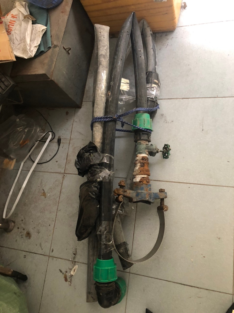 Đường ống đấu nối trái phép đã được bàn giao cho cơ quan công an Đường ống đấu nối trái phép đã được bàn giao cho cơ quan công an