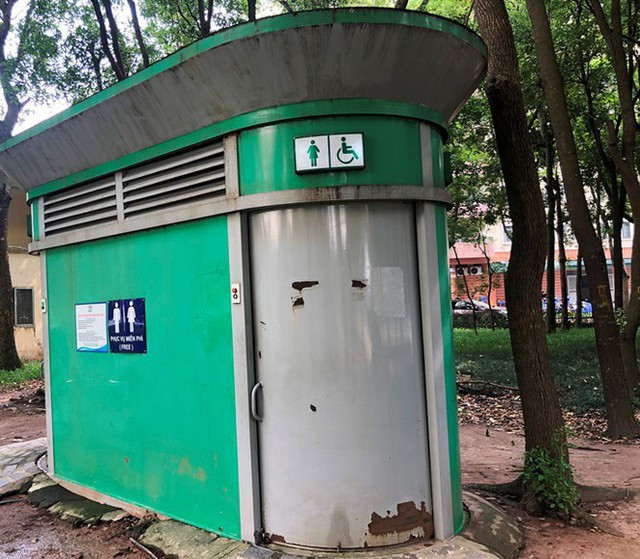 Một nhà vệ sinh công cộng trên địa bàn quận Hoàng Mai được đầu tư theo hình thức xã hội hóa