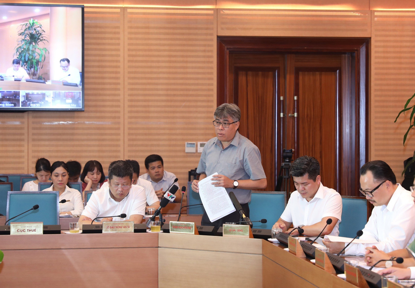 Ông Phạm Quốc Tuyến - Phó Giám đốc Sở Quy hoạch Kiến trúc Hà Nội - trao đổi tại buổi họp báo.