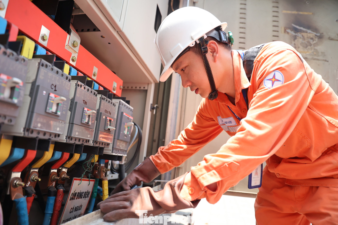 Ngoài ra, tại các buổi giao ban tổ dân phố, UBND phường đều hướng dẫn cụ thể việc tuyên truyền cho các tổ trưởng để việc thực hiện tiết kiệm điện được tiến hành căn cơ, bài bản.