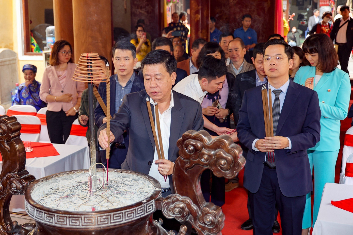 Lãnh đạo thành phố, lãnh đạo quận Hoàn Kiếm dâng hương tại đền.