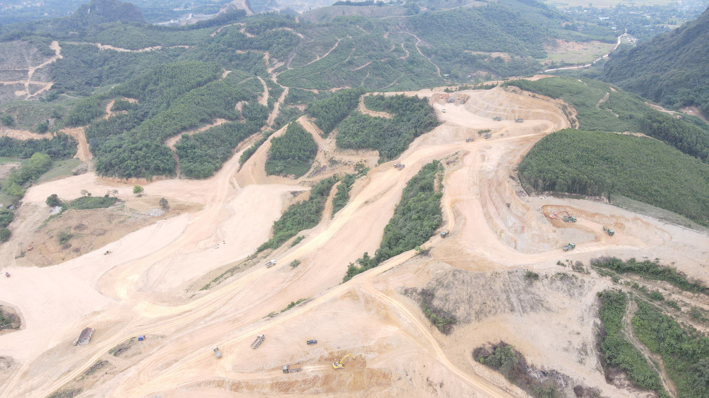 Công trường với nhiều phương tiện phục vụ hoạt động san gạt vào giữa tháng 5/2023