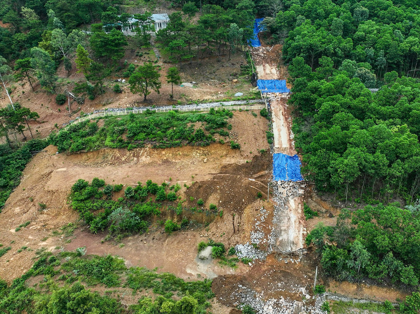 San gạt đồi, xây dựng trái phép homestay được cho là một trong những nguyên nhân gây ra vụ sạt lở vừa qua khiến nhiều ô tô mắc kẹt. Hình ảnh tuyến đường bị sạt lở vừa qua