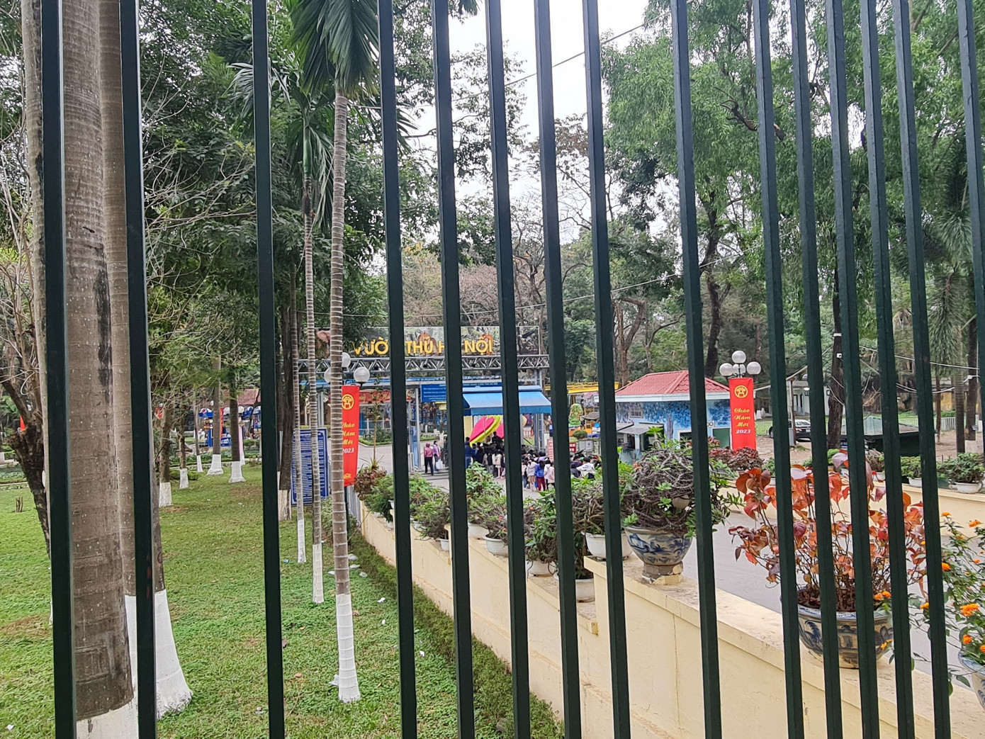 Ông Tuấn cũng cho biết, thời gian tới, thành phố sẽ tập trung nguồn đầu tư công để cải tạo, tái thiết công viên Thủ Lệ. Lãnh đạo thành phố giao các đơn vị liên quan hoàn thiện hồ sơ đề xuất chủ trương cải tạo Thủ Lệ và hai công viên Thống Nhất, Bách Thảo để trình HĐND thành phố trong kỳ họp chuyên đề tháng 3, hoặc muộn nhất là kỳ họp tháng 6.