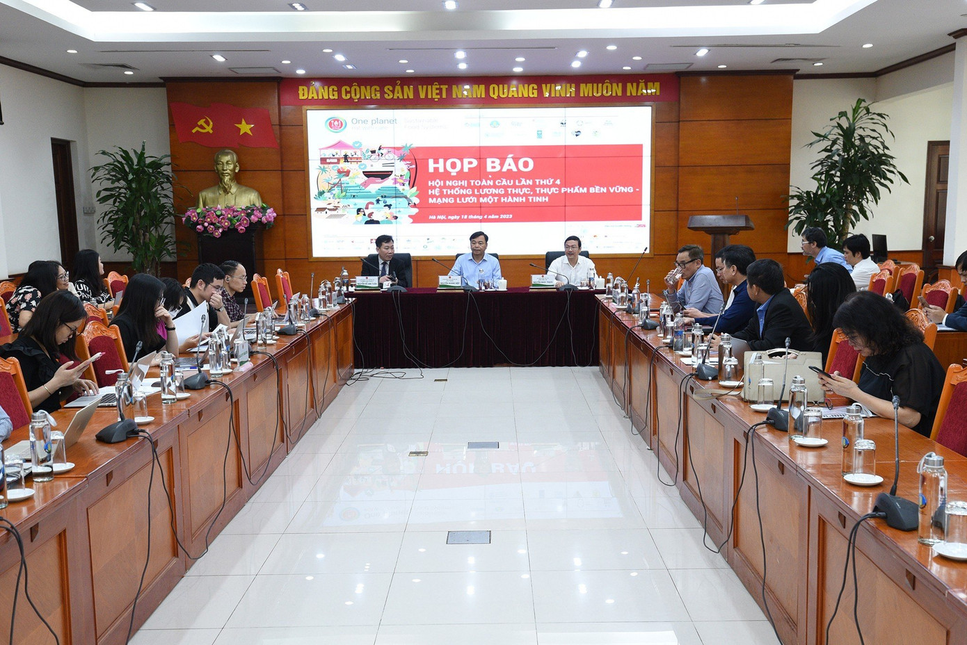 Quang cảnh buổi họp báo Quang cảnh buổi họp báo