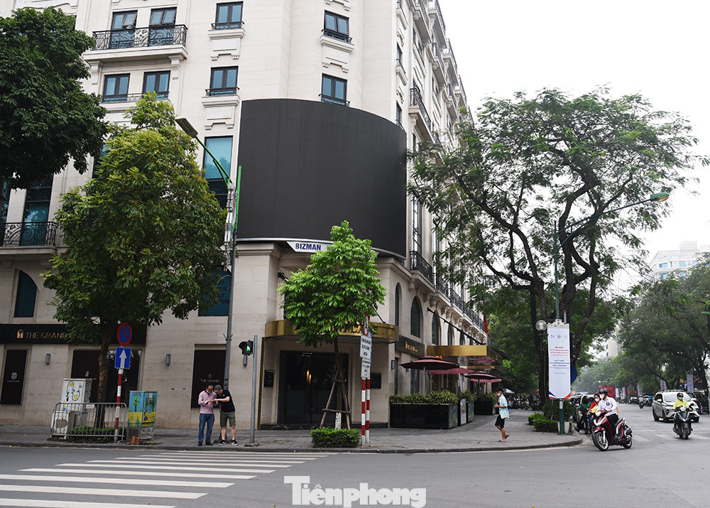 Tại cuộc họp mới đây, Bí thư Thành ủy Hà Nội Đinh Tiến Dũng cho rằng để hài hòa giữa đảm bảo trật tự đô thị, phát triển kinh tế xã hội và an sinh xã hội, các cơ quan cần nghiên cứu cách làm căn cơ, duy trì kết quả lâu dài, không "bắt cóc bỏ đĩa", lãng phí nguồn lực. Ông Dũng yêu cầu các quận mạnh dạn thí điểm quy hoạch khu vực cho thuê vỉa hè, đáp ứng nhu cầu của một bộ phận người dân đang bám vỉa hè kiếm sống. Thực tế, tại quận Hoàn Kiếm đã có một số tuyến phố thí điểm cho thuê vỉa hè, đa số là các vị trí đất vàng nhằm phát triển du lịch.
