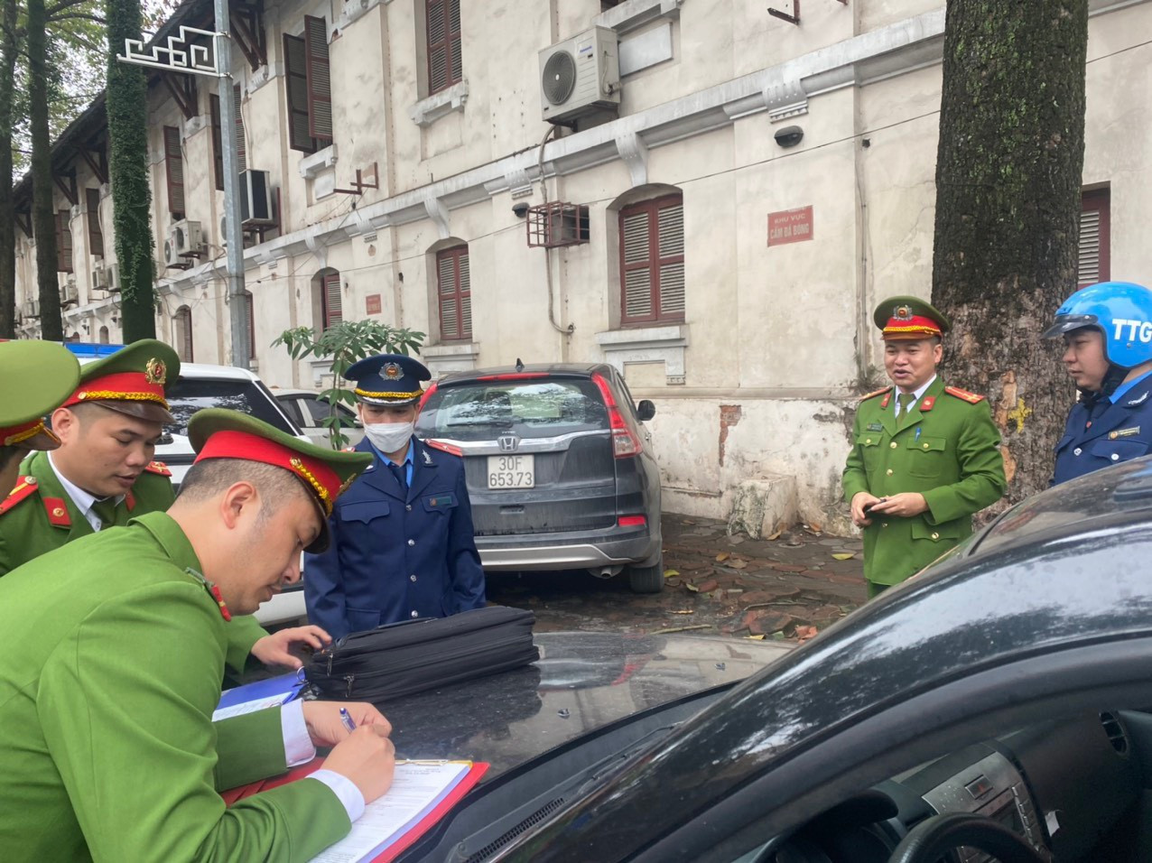 Tại đường Hùng Vương (quận Ba Đình) đoạn mặt sau Bệnh viện Đa khoa Xanh Pôn. Cơ quan chức năng đã ra quân xử lý hàng loạt trường hợp đỗ xe trên vỉa hè.