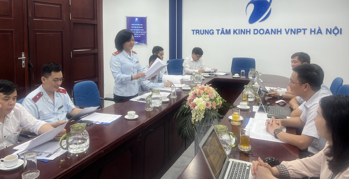 Trung tâm Kinh doanh VNPT Hà Nội là 1 trong 3 doanh nghiệp Sở TT&TT đang tiến hành thanh tra về quản lý thông tin thuê bao di động (Ảnh Sở TT&TT Hà Nội) Trung tâm Kinh doanh VNPT Hà Nội là 1 trong 3 doanh nghiệp Sở TT&TT đang tiến hành thanh tra về quản lý thông tin thuê bao di động (Ảnh Sở TT&TT Hà Nội)