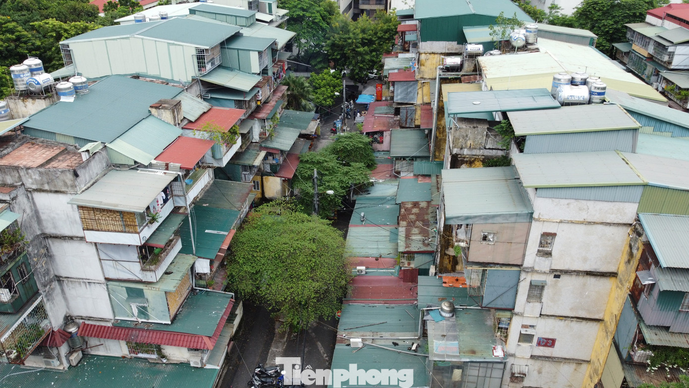 Tập thể Nghĩa Tân gồm 23 nhà chung cư, cao từ 3 đến 5 tầng, diện tích trung bình căn hộ 18-20 m2, xây dựng năm 1987