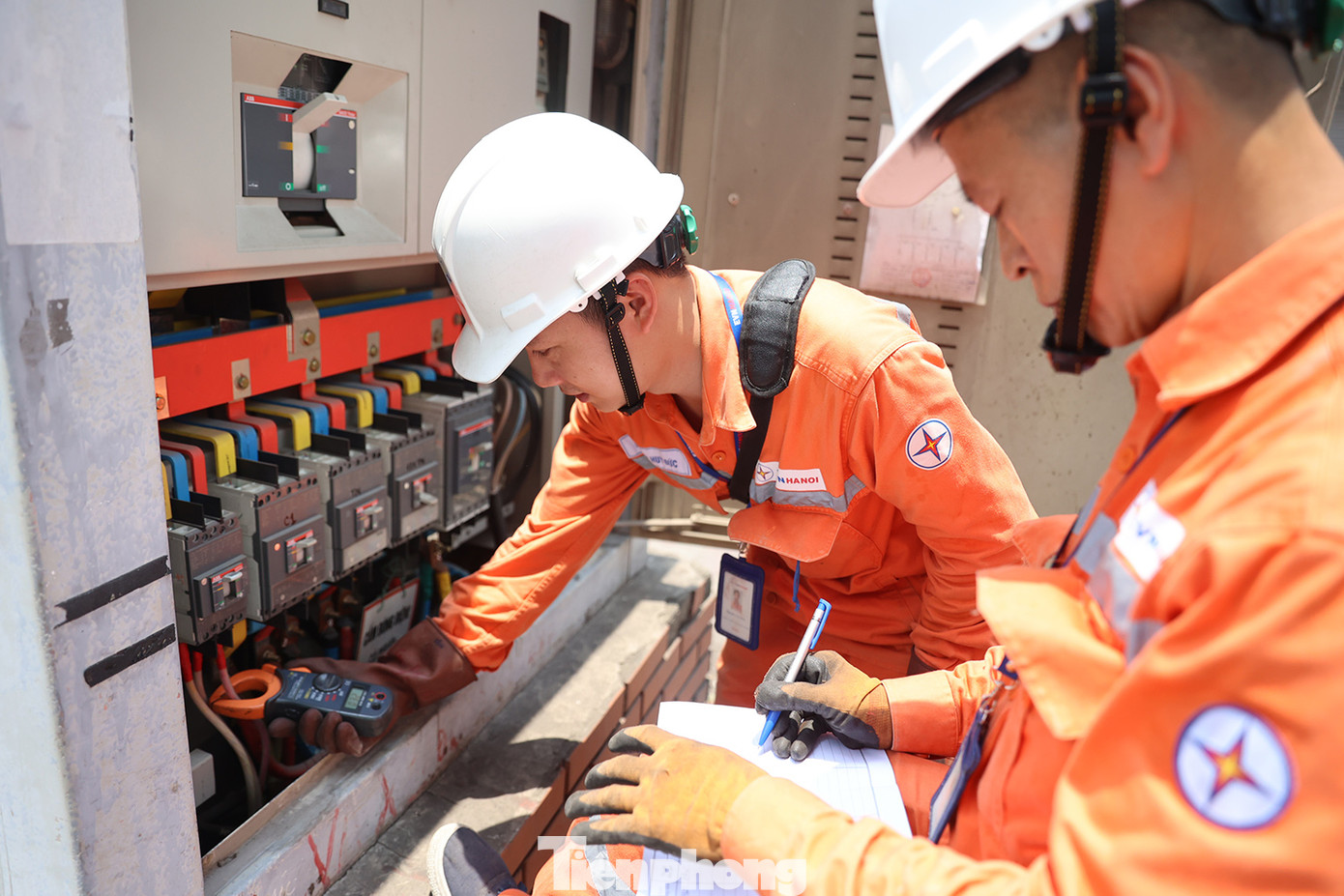 Ông Phạm Tuấn Anh, Phó Chủ tịch UBND phường Thanh Nhàn cho biết thêm, thực hiện phối hợp với Tổng Công ty Điện lực Hà Nội, phường đã cho phát các nội dung tuyên truyền trên hệ thống loa truyền thanh buổi sáng và buổi tối để vận động người dân sử dụng điện tiết kiệm.