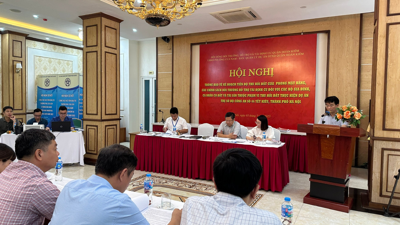 Lãnh đạo UBND phường Cửa Nam thông tin tại hội nghị.